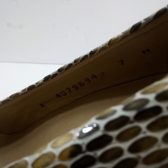 Stuart Weitzman Women 7 Snake Print Leather Yellow Spanish Pumps - Picture 8 of 8